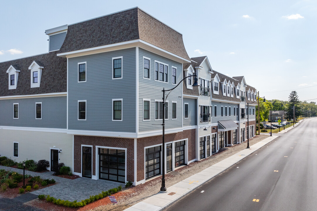 12 Pond St in Ashland, MA - Foto de edificio