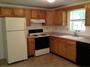 50 Pine Hill Rd in Berwick, ME - Building Photo - Building Photo