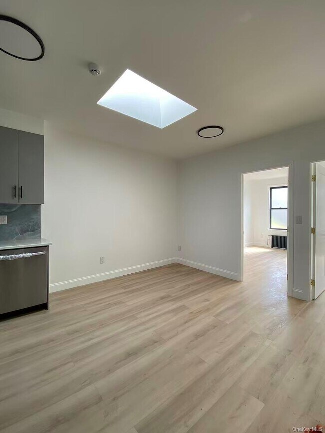 8-55 Wyckoff Ave in Queens, NY - Foto de edificio - Building Photo