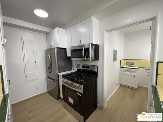 1057 S Genesee Ave in Los Angeles, CA - Building Photo - Building Photo