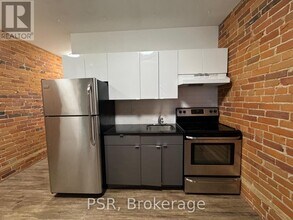 2870 Dundas St W in Toronto, ON - Building Photo - Building Photo