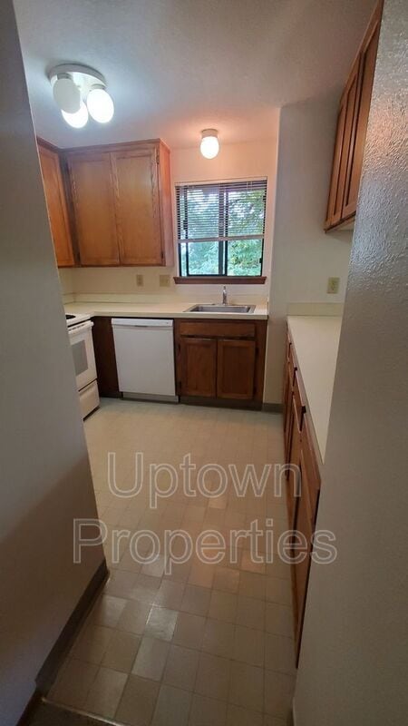 property at 1516 SW Dewitt St