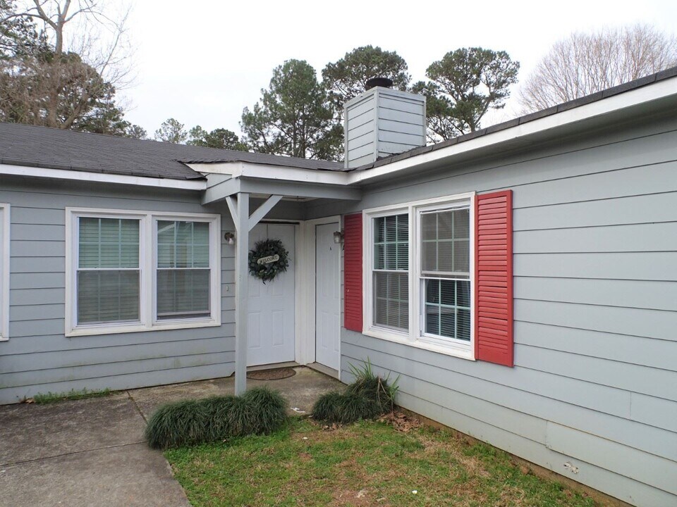 107 Wynnwood Dr in Lagrange, GA - Building Photo