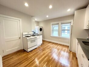120 Hillside St, Unit 2 in Boston, MA - Foto de edificio - Building Photo