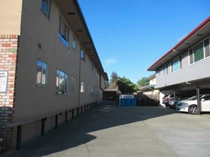 2830 Flores St in San Mateo, CA - Building Photo - Building Photo