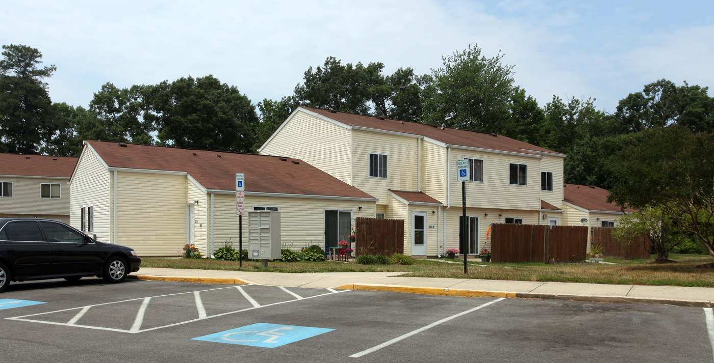 Headen House Apartments in Waldorf, MD - Building Photo