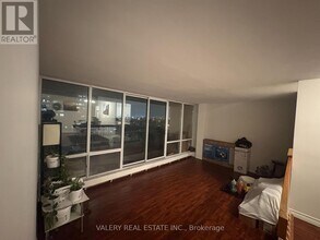 31 Four Winds Dr in Toronto, ON - Building Photo - Building Photo