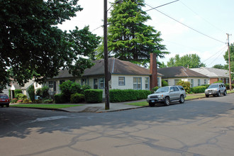 2624-2638 SE Main St in Portland, OR - Building Photo - Building Photo