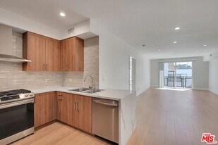 14419 Riverside Dr in Los Angeles, CA - Building Photo