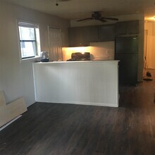 323 E French Pl in San Antonio, TX - Building Photo - Building Photo