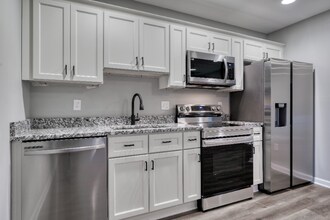 6722 Brentwood Ave, Unit 2FL in Dundalk, MD - Foto de edificio - Building Photo