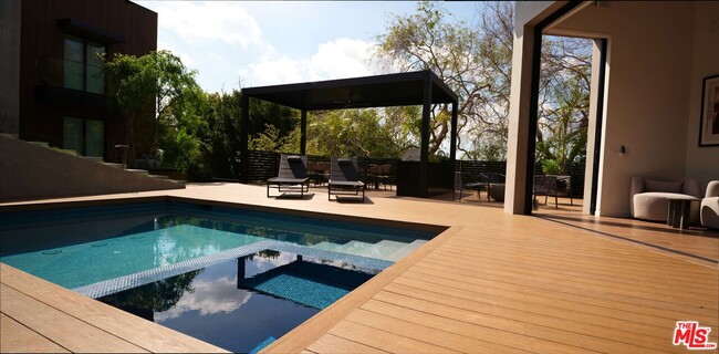 property at 2309 Hollyridge Dr