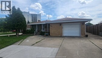 8255 Riverside Dr E in Windsor, ON - Building Photo