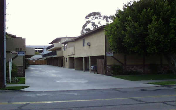 Casa De Las Flores in Santa Ana, CA - Foto de edificio - Building Photo