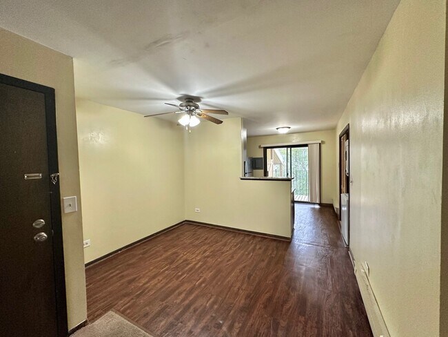 160 S Waters Edge Dr in Glendale Heights, IL - Building Photo - Building Photo