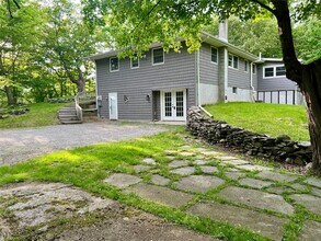422 Stanford Rd in Millbrook, NY - Building Photo - Building Photo