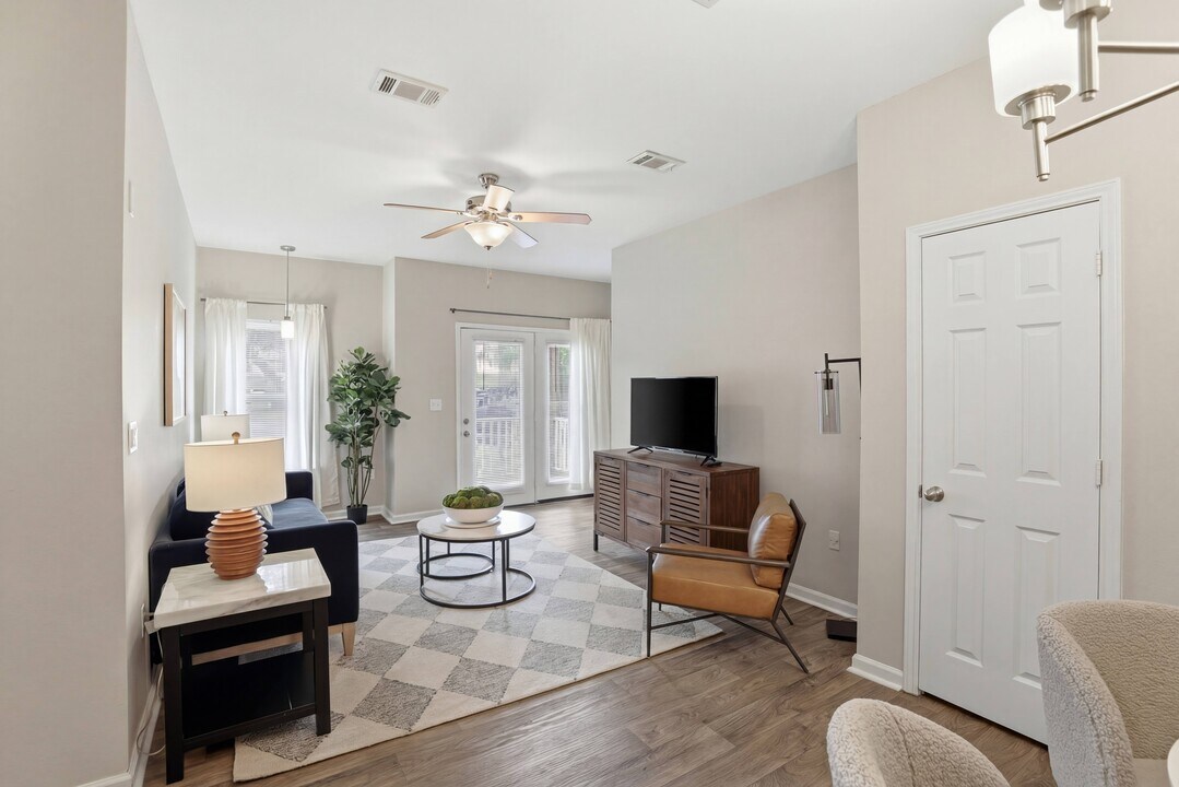 Majestic Oaks in Pensacola, FL - Building Photo