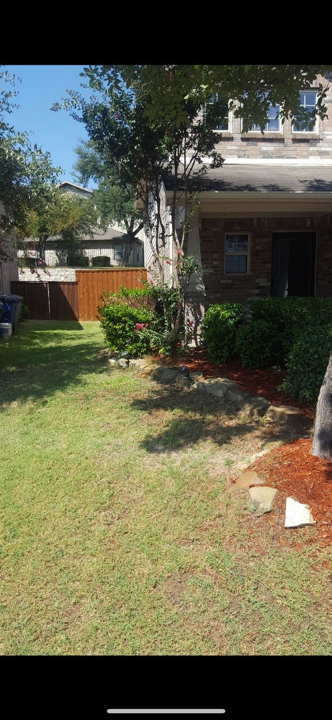 8239 Merriweather Dr in Dallas, TX - Building Photo - Building Photo