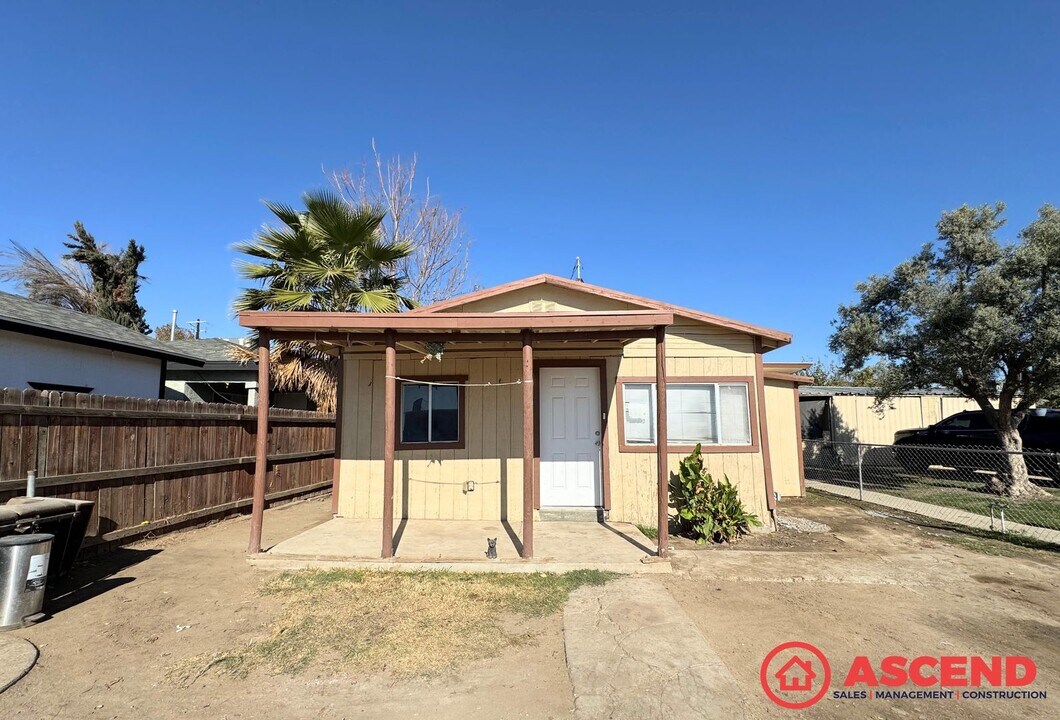 190 Price St in Bakersfield, CA - Building Photo