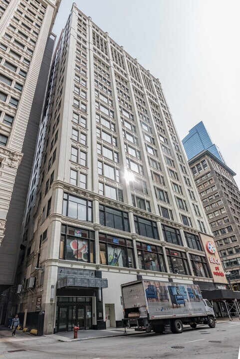 8 W Monroe St in Chicago, IL - Building Photo