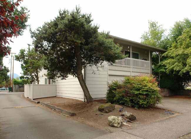 26-40 E 24th Ave in Eugene, OR - Building Photo - Building Photo