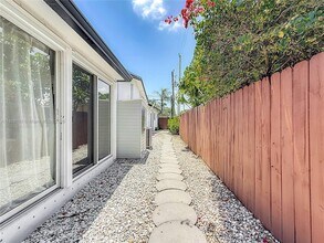 1715 NE 38th St in Oakland Park, FL - Building Photo - Building Photo