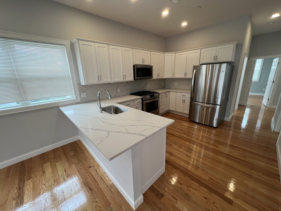 130 Cross St, Unit 8 in Somerville, MA - Foto de edificio