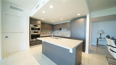 7661 NW 114th Pl in Medley, FL - Building Photo - Building Photo