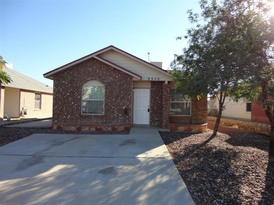 2352 Tierra Blanda Dr in El Paso, TX - Building Photo