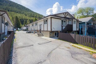434A Muskrat St in Banff, AB - Building Photo