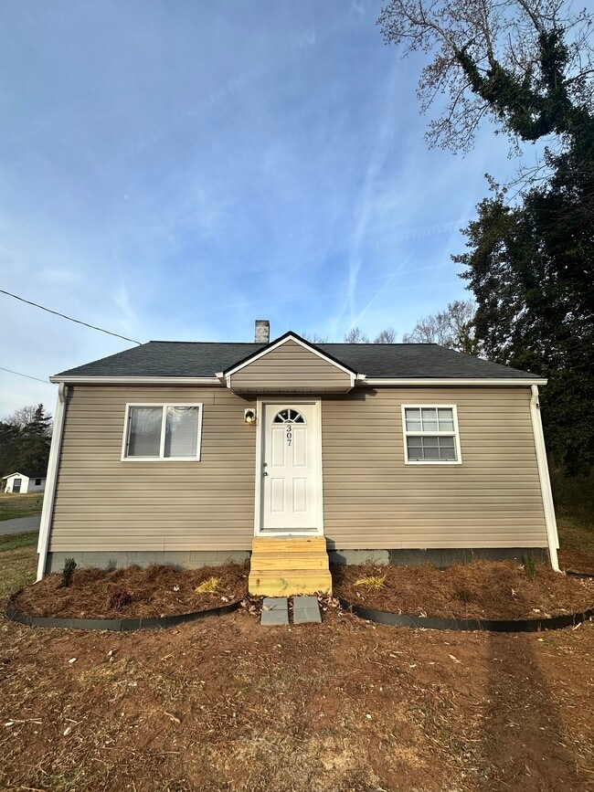 307 Patton Ave in Asheboro, NC - Foto de edificio - Building Photo