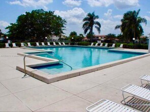 1617 W Harmony Lake Cir in Davie, FL - Building Photo - Building Photo