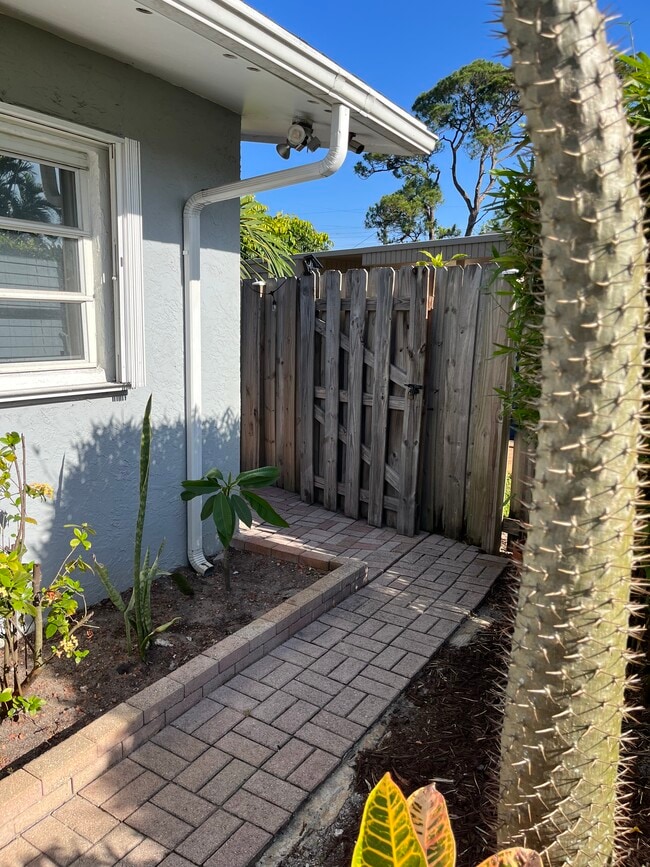 2720 NE 1st Way in Wilton Manors, FL - Building Photo - Building Photo