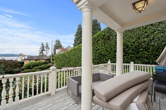 1435 Newport Way in Seattle, WA - Building Photo - Building Photo