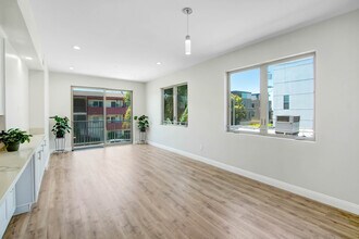 11753 Iowa Ave, Unit 201 in Los Angeles, CA - Foto de edificio - Building Photo