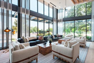 5820 1/2 Cameron Rd in Austin, TX - Foto de edificio - Building Photo