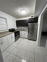 5819 Moseley St in Hollywood, FL - Building Photo - Building Photo