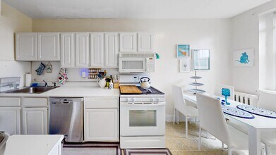 15 Governors Ave, Unit 17 in Medford, MA - Foto de edificio - Building Photo