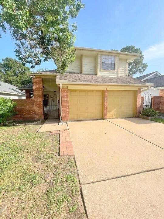16131 Golden Sands Dr in Houston, TX - Foto de edificio