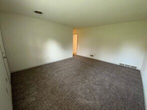 1630 W Amos Dr in Columbia, MO - Building Photo - Building Photo