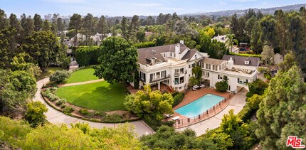 1006 N Crescent Dr in Beverly Hills, CA - Building Photo - Building Photo