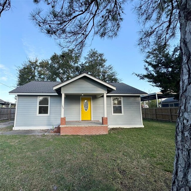 109 Gossett St in Highlands, TX - Building Photo - Building Photo