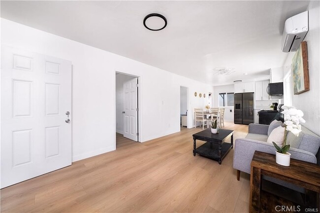 1009 W Myrtle St in Santa Ana, CA - Building Photo - Building Photo