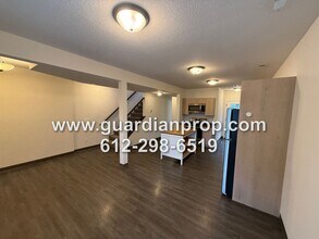 7555 Cloman Way E in Inver Grove Heights, MN - Building Photo - Building Photo