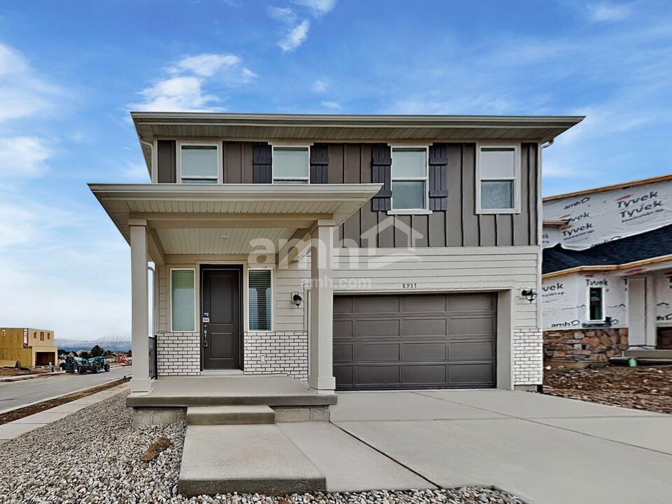 8937 Wilroy Rd in West Jordan, UT - Foto de edificio