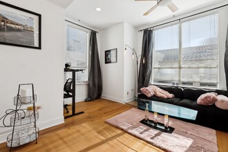 330 Julia St in New Orleans, LA - Foto de edificio - Building Photo