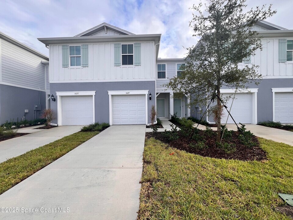 5129 Inspire Ln in West Melbourne, FL - Foto de edificio