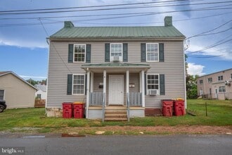 210 W North St in Charles Town, WV - Building Photo - Building Photo