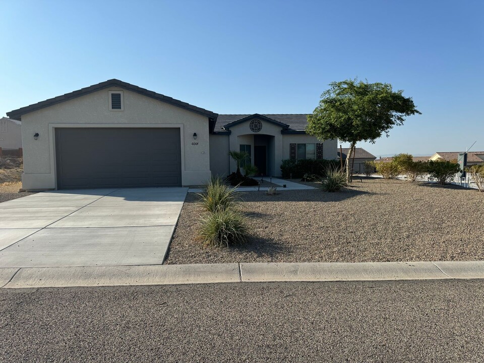 6064 Greenhorn Dr in Fort Mohave, AZ - Foto de edificio