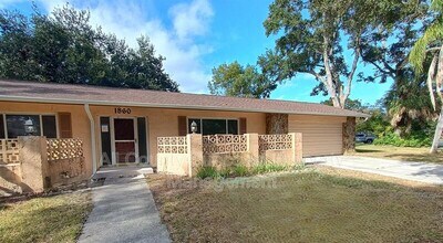 1860 Oak Forest Dr S in Clearwater, FL - Building Photo - Building Photo